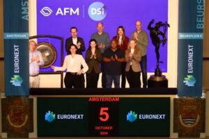 Annemiek van den Eijnden (AFM-toezichthouder) slaat op 5 oktober 2026 de gong bij Euronext Amsterdam ter viering van het vernieuwde convenant tussen de AFM en DSI.