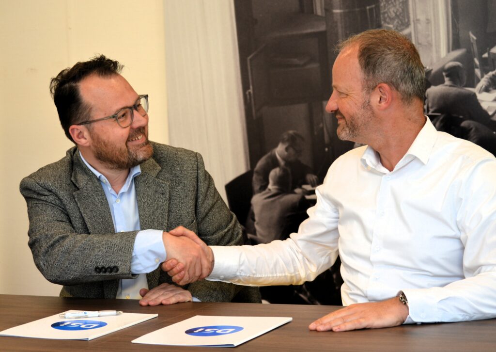 Floris Mreijen, managing director of DSI, signs the DSI accreditation for the FEC-Risk Expert program at VU Amsterdam together with Tom Loonen, professor and program director of FEC-Risk Expert.